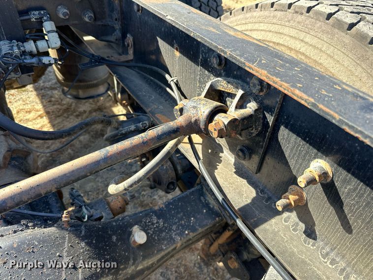 image for item LR9510 2007 International 9200i semi truck