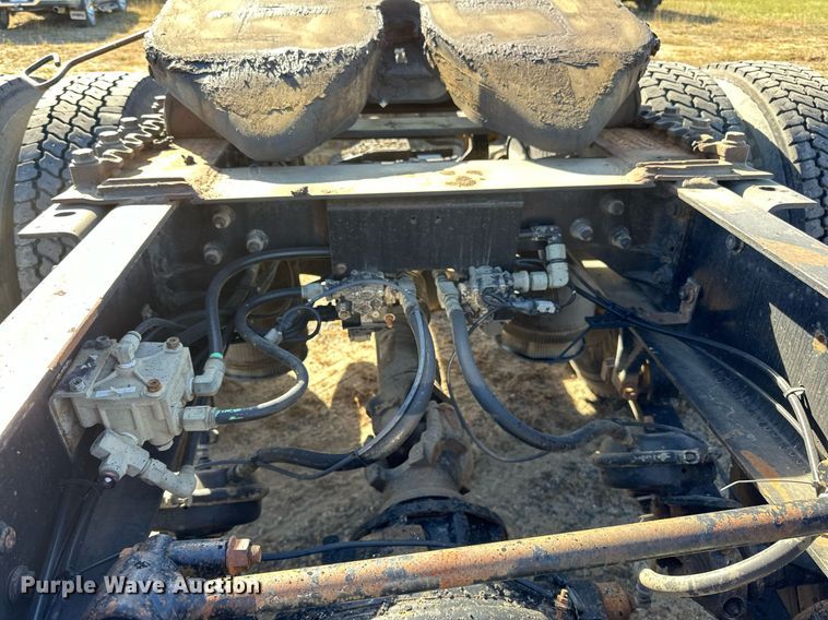 image for item LR9510 2007 International 9200i semi truck