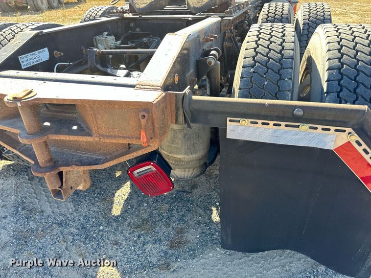 image for item LR9510 2007 International 9200i semi truck