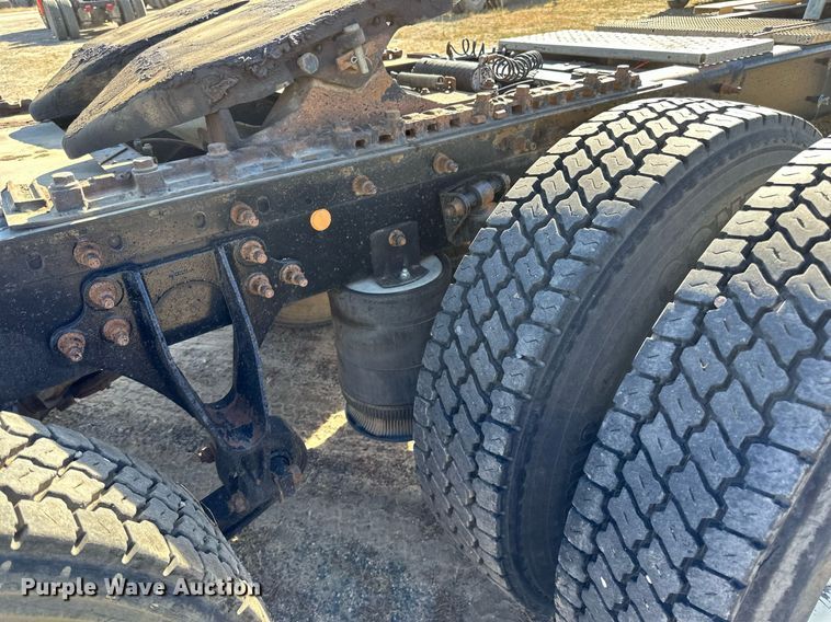 image for item LR9510 2007 International 9200i semi truck