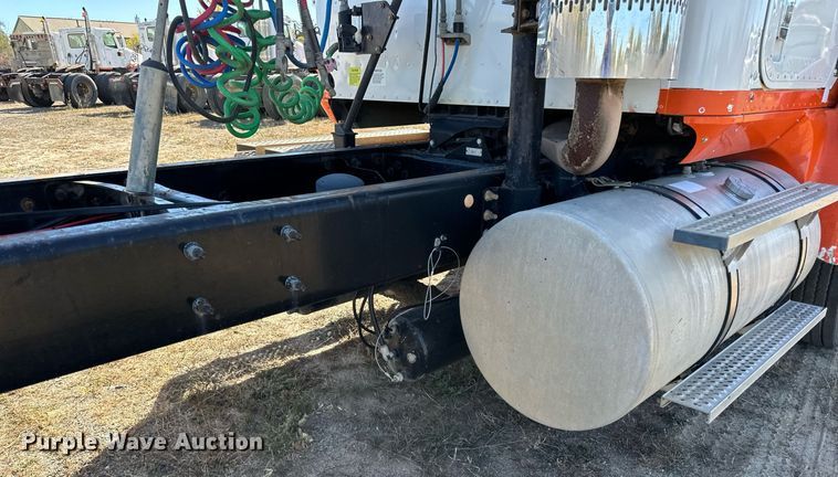 image for item LR9510 2007 International 9200i semi truck