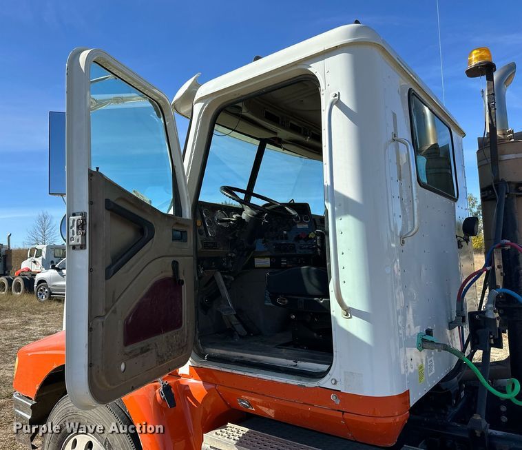 image for item LR9510 2007 International 9200i semi truck