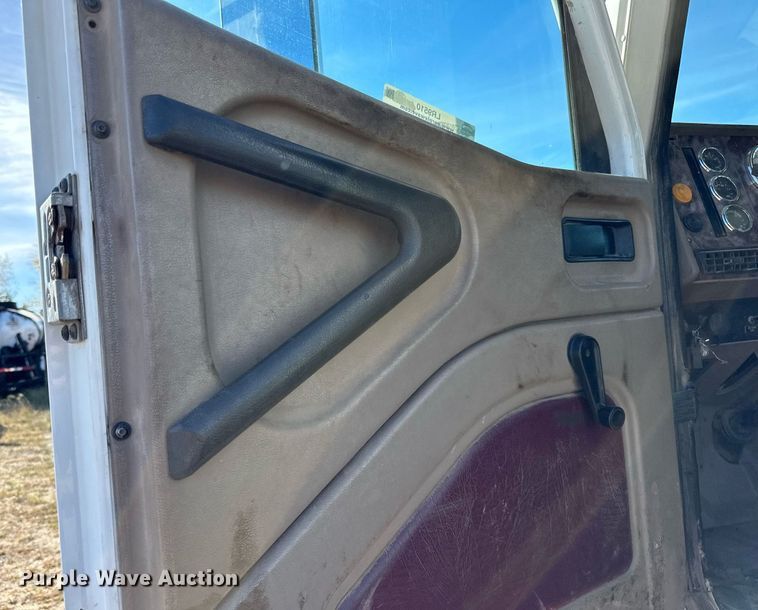 image for item LR9510 2007 International 9200i semi truck