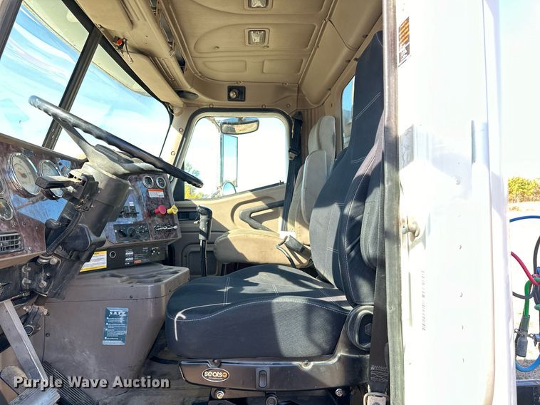 image for item LR9510 2007 International 9200i semi truck