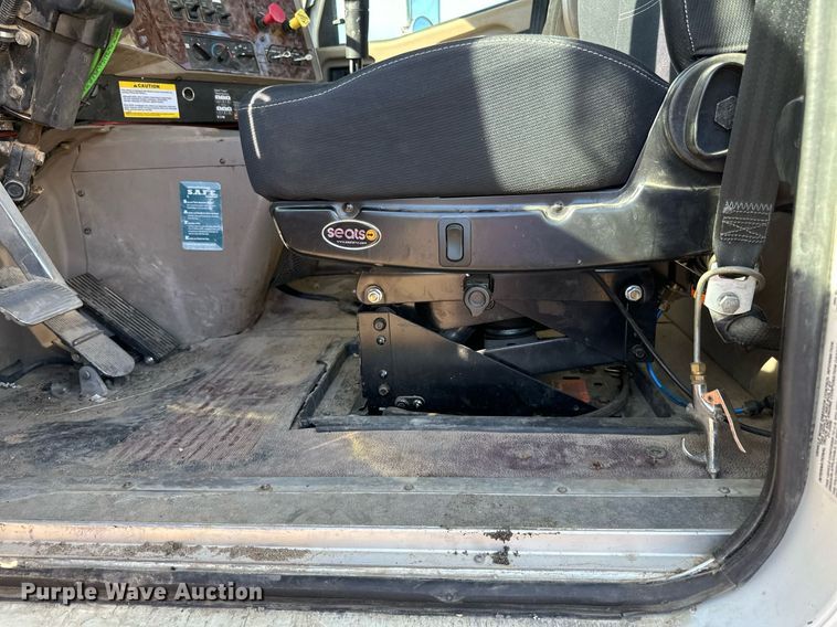 image for item LR9510 2007 International 9200i semi truck