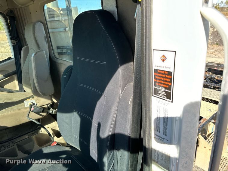 image for item LR9510 2007 International 9200i semi truck