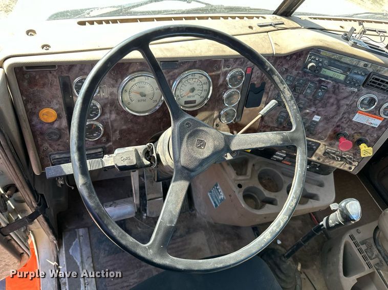 image for item LR9510 2007 International 9200i semi truck