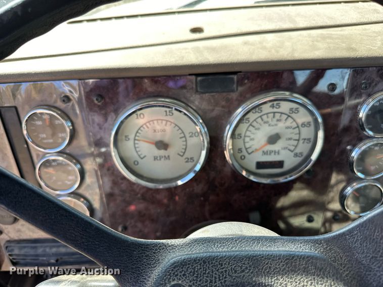 image for item LR9510 2007 International 9200i semi truck