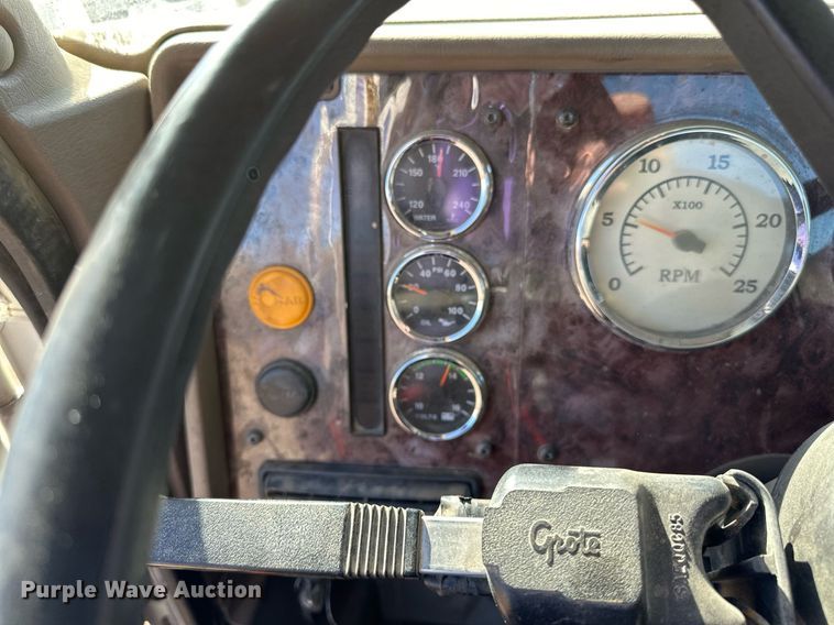 image for item LR9510 2007 International 9200i semi truck