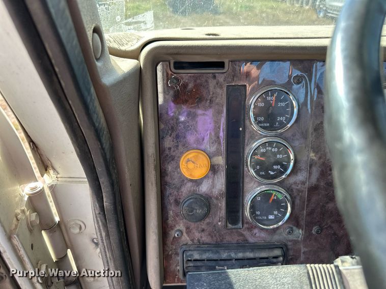 image for item LR9510 2007 International 9200i semi truck