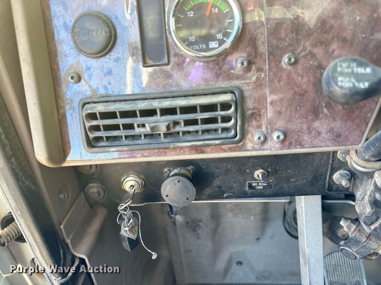 image for item LR9510 2007 International 9200i semi truck