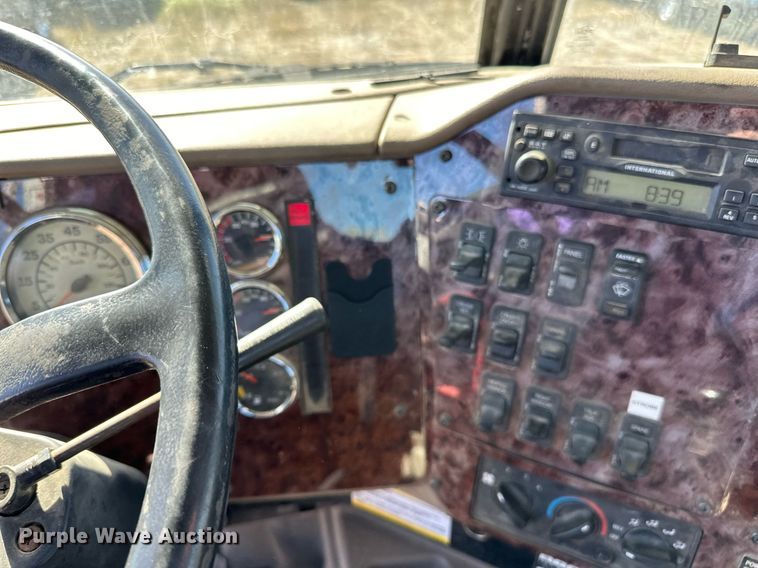 image for item LR9510 2007 International 9200i semi truck