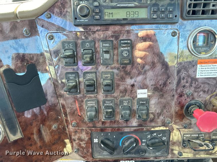 image for item LR9510 2007 International 9200i semi truck