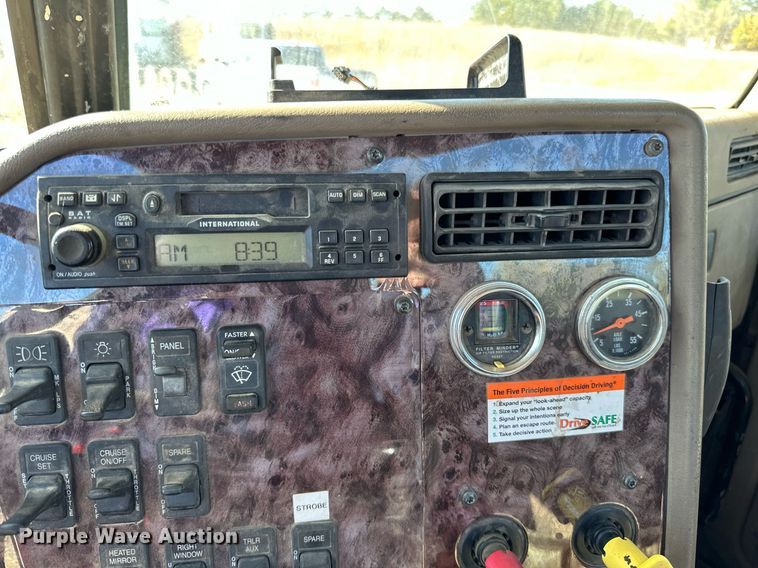 image for item LR9510 2007 International 9200i semi truck