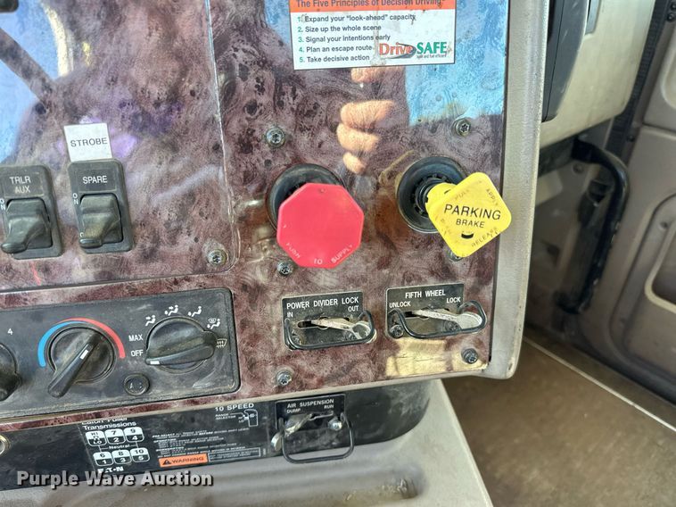 image for item LR9510 2007 International 9200i semi truck