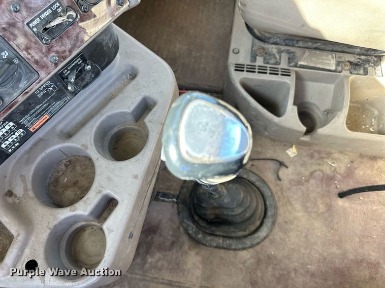 image for item LR9510 2007 International 9200i semi truck