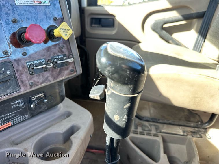 image for item LR9510 2007 International 9200i semi truck