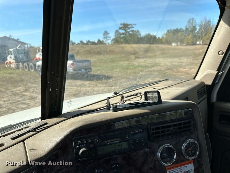 image for item LR9510 2007 International 9200i semi truck