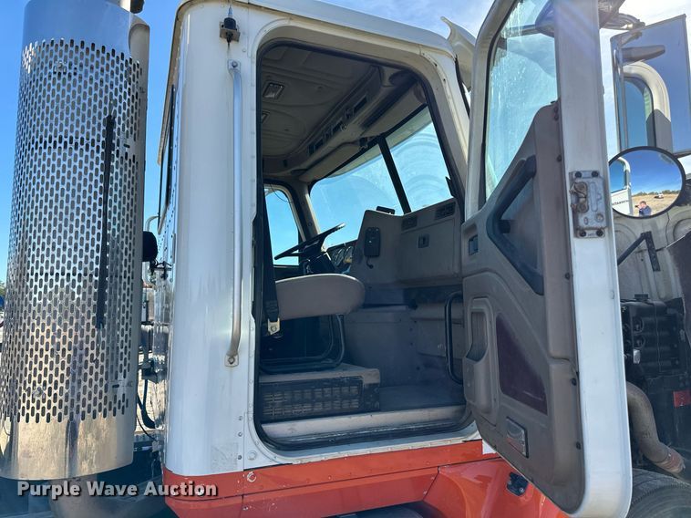 image for item LR9510 2007 International 9200i semi truck