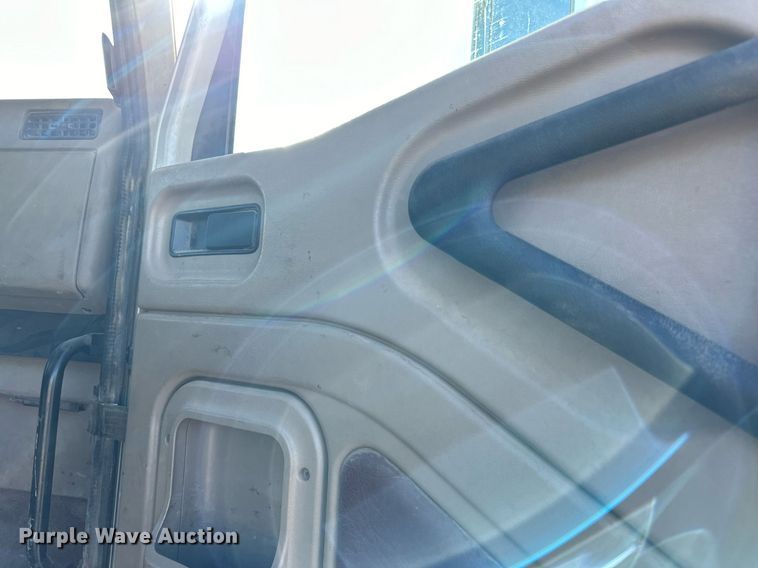 image for item LR9510 2007 International 9200i semi truck