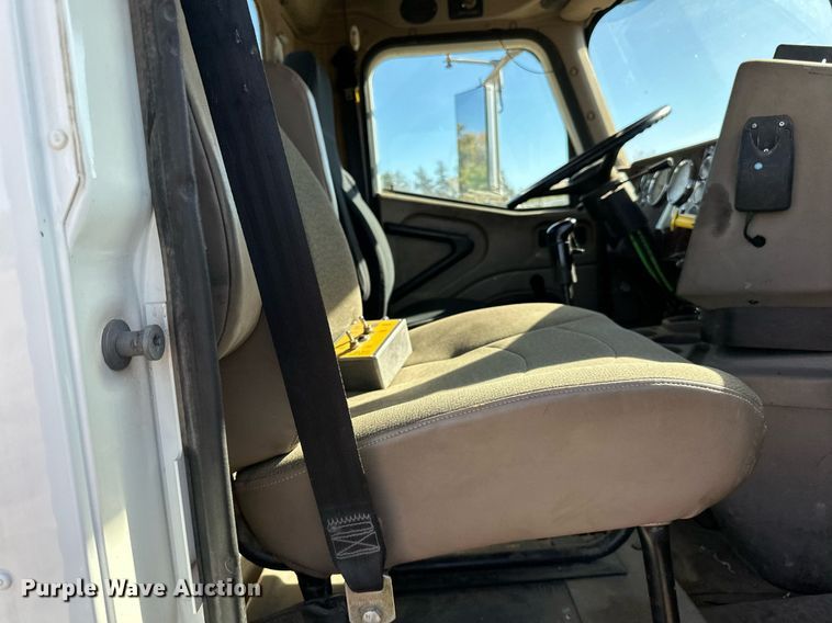 image for item LR9510 2007 International 9200i semi truck