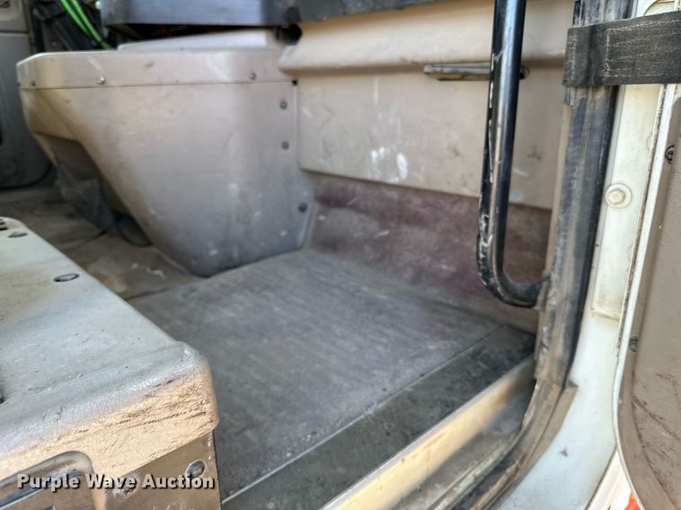 image for item LR9510 2007 International 9200i semi truck