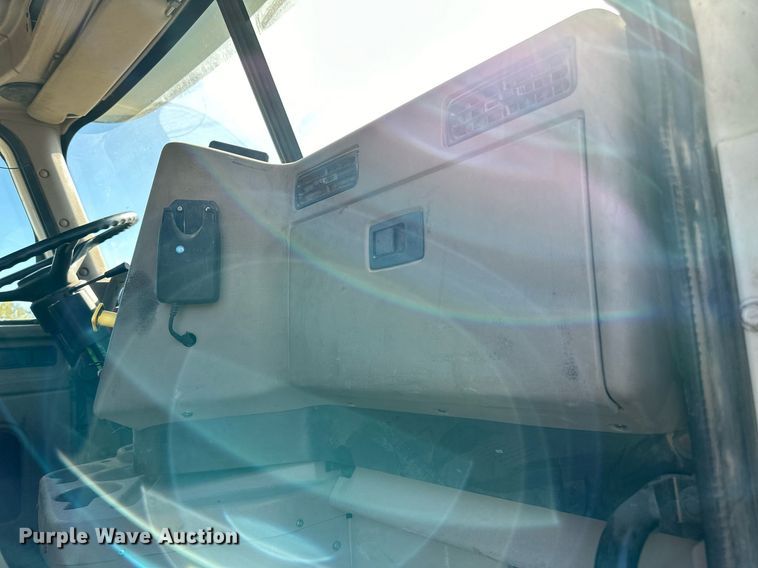 image for item LR9510 2007 International 9200i semi truck