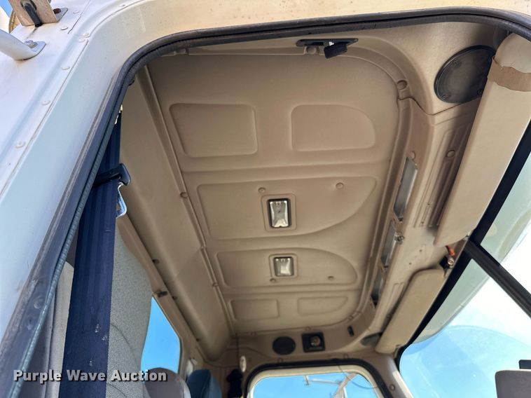 image for item LR9510 2007 International 9200i semi truck