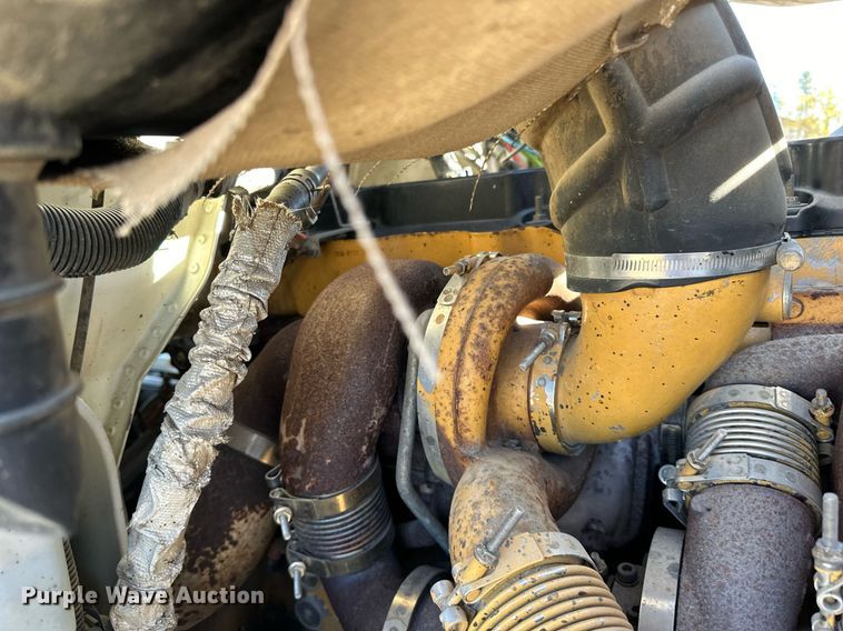 image for item LR9510 2007 International 9200i semi truck