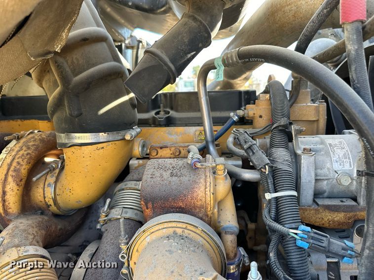 image for item LR9510 2007 International 9200i semi truck