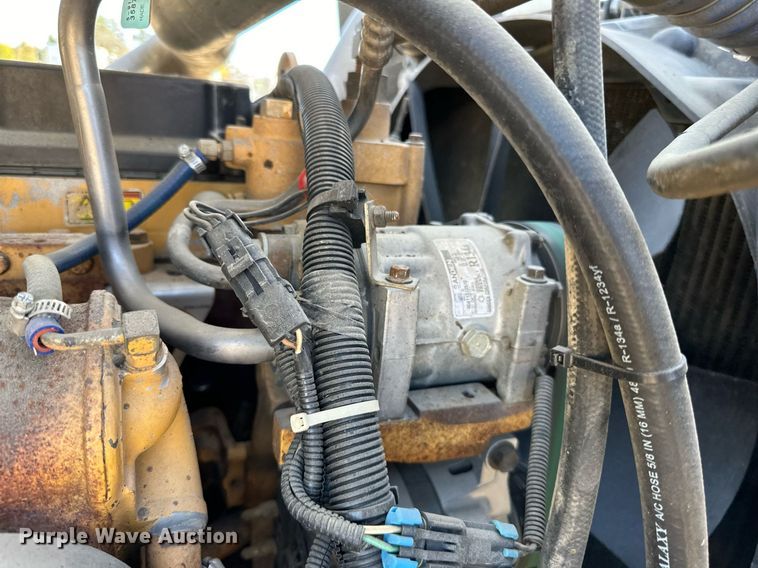 image for item LR9510 2007 International 9200i semi truck