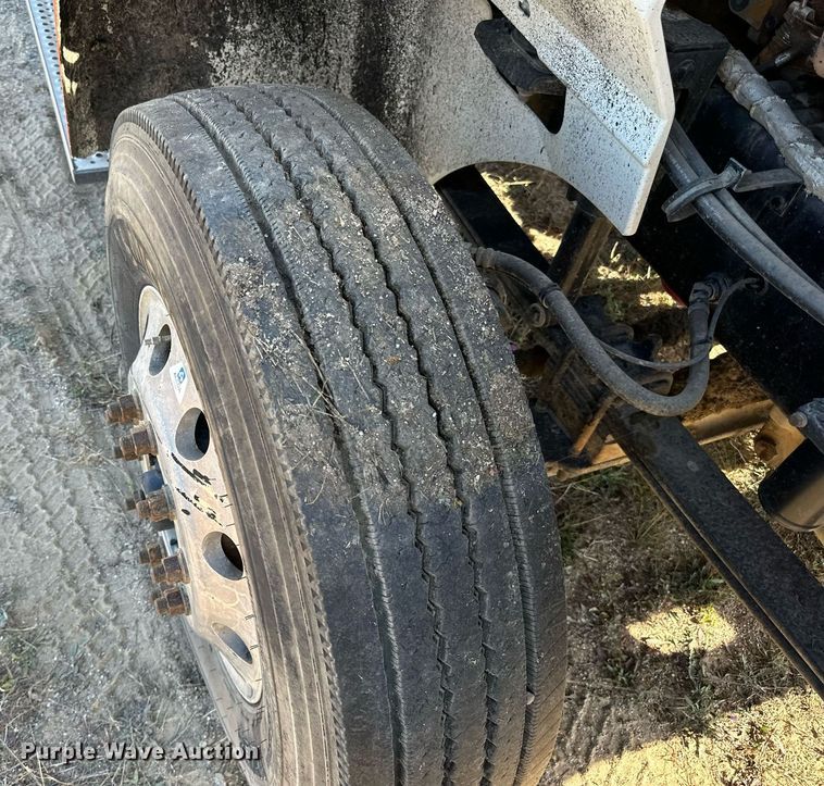 image for item LR9510 2007 International 9200i semi truck