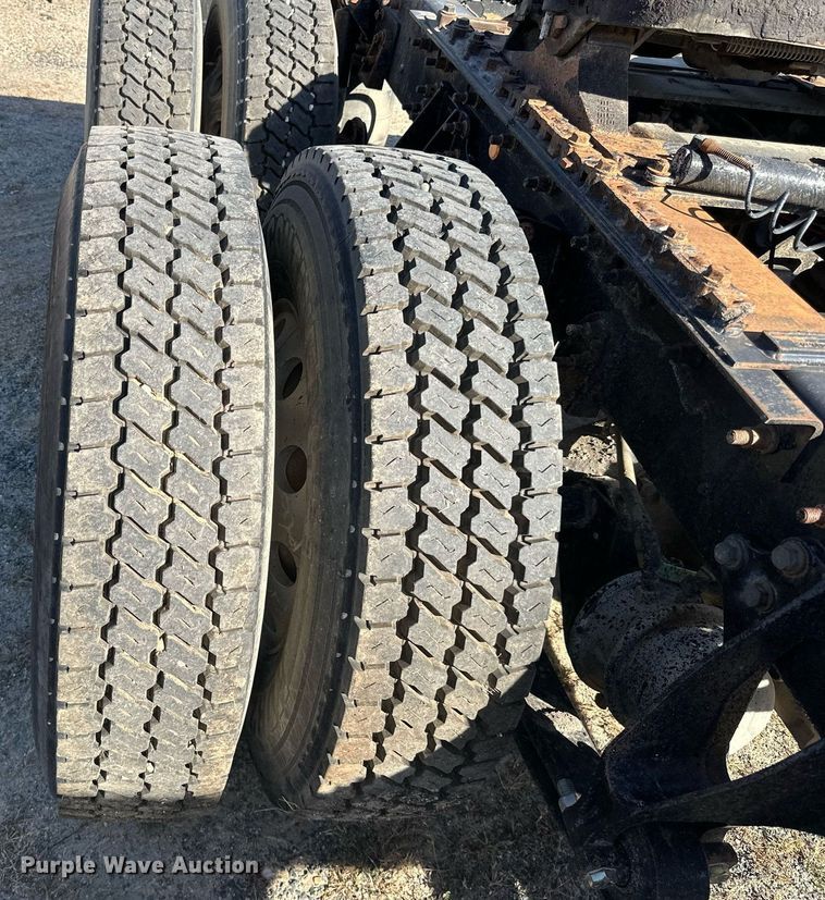 image for item LR9510 2007 International 9200i semi truck