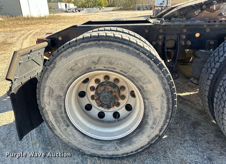 image for item LR9510 2007 International 9200i semi truck