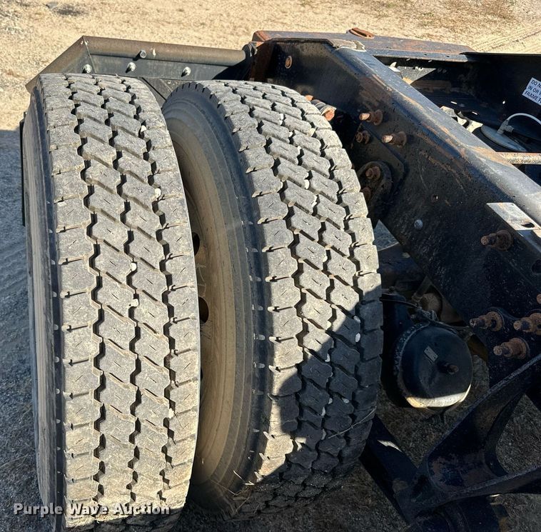 image for item LR9510 2007 International 9200i semi truck