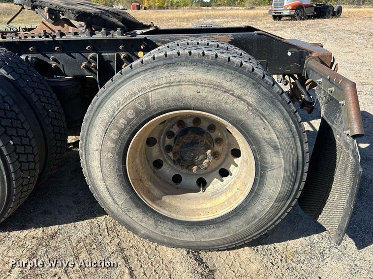 image for item LR9510 2007 International 9200i semi truck