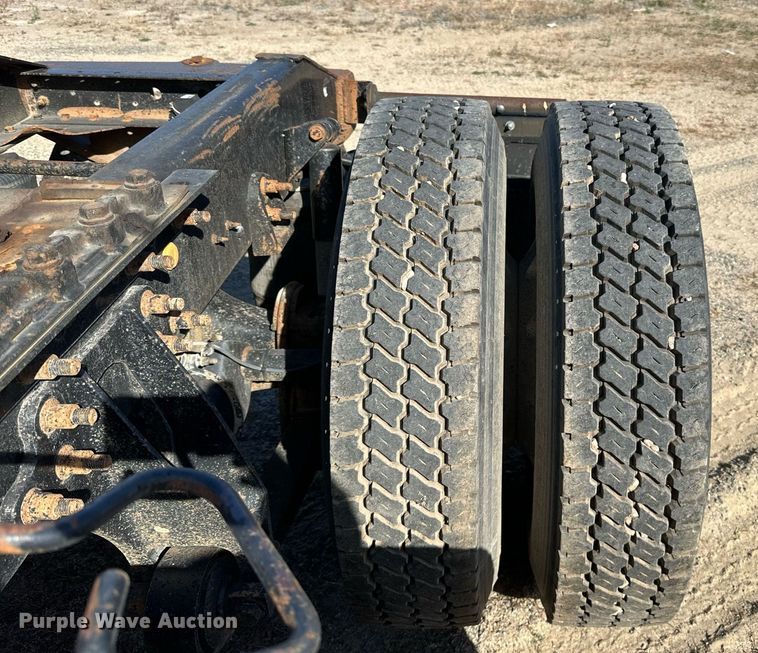 image for item LR9510 2007 International 9200i semi truck