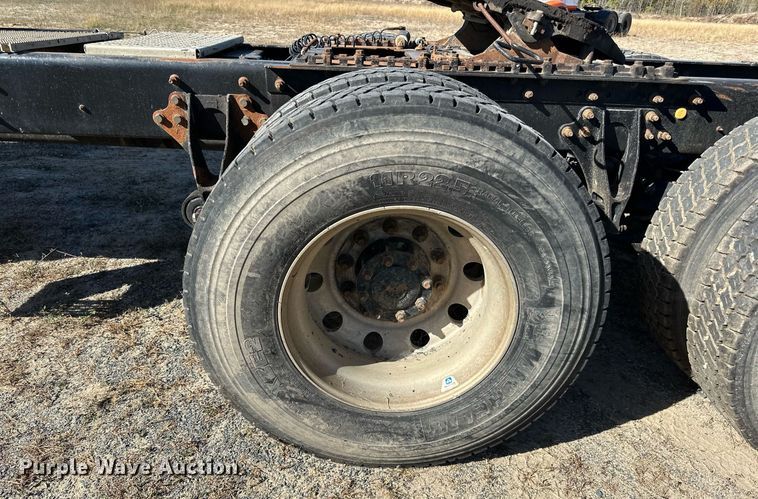 image for item LR9510 2007 International 9200i semi truck