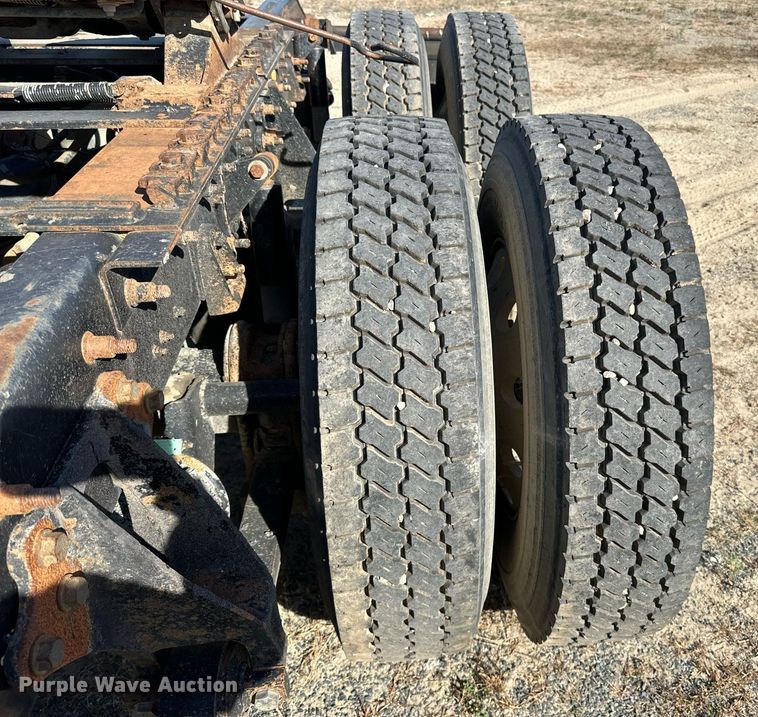 image for item LR9510 2007 International 9200i semi truck