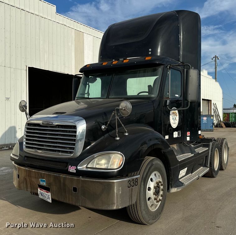 image for item OG9670 2010 Freightliner  Columbia  semi truck