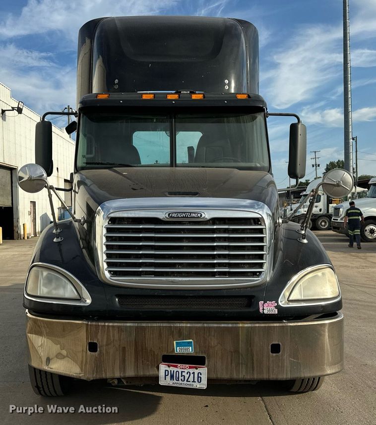 image for item OG9670 2010 Freightliner  Columbia  semi truck