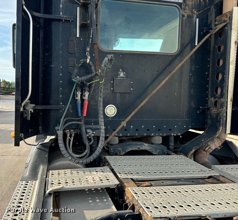 image for item OG9670 2010 Freightliner  Columbia  semi truck