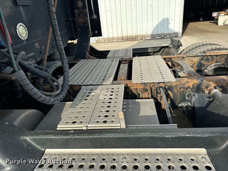 image for item OG9670 2010 Freightliner  Columbia  semi truck