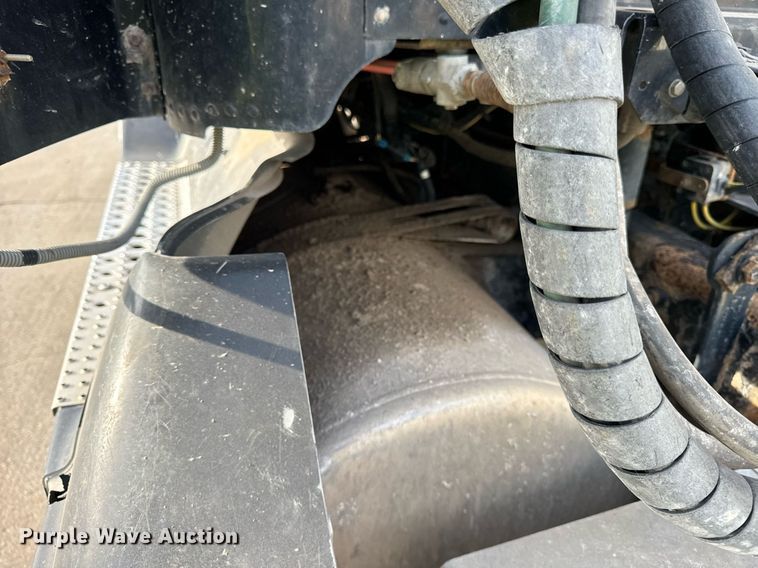 image for item OG9670 2010 Freightliner  Columbia  semi truck