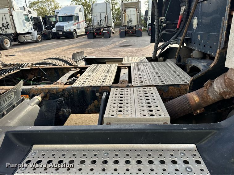 image for item OG9670 2010 Freightliner  Columbia  semi truck