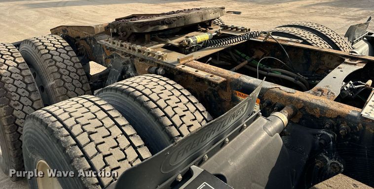 image for item OG9670 2010 Freightliner  Columbia  semi truck