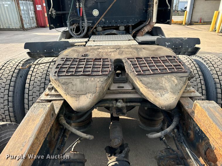 image for item OG9670 2010 Freightliner  Columbia  semi truck