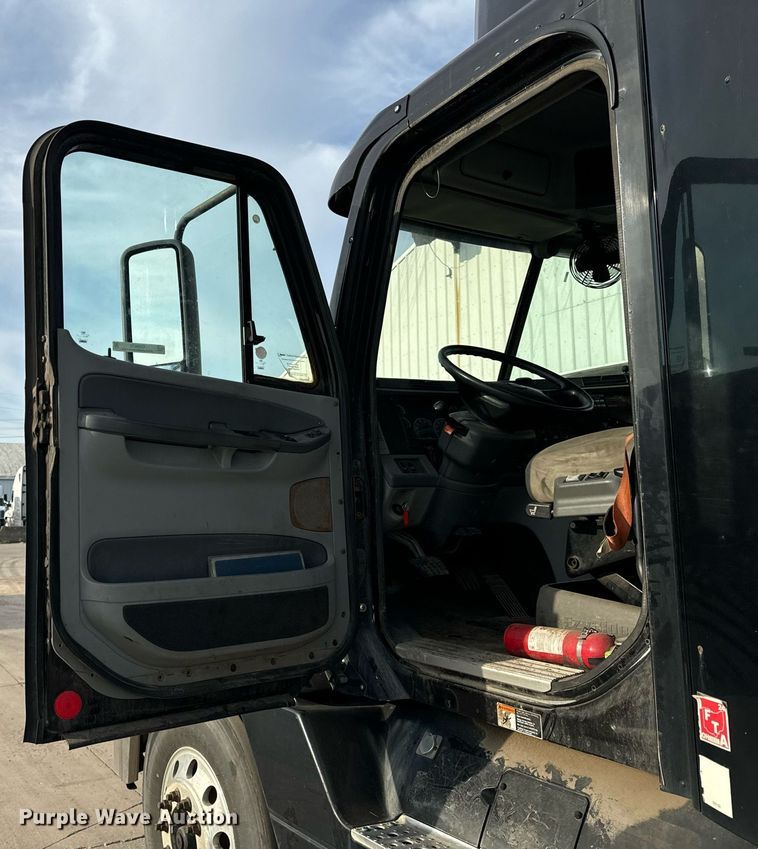 image for item OG9670 2010 Freightliner  Columbia  semi truck