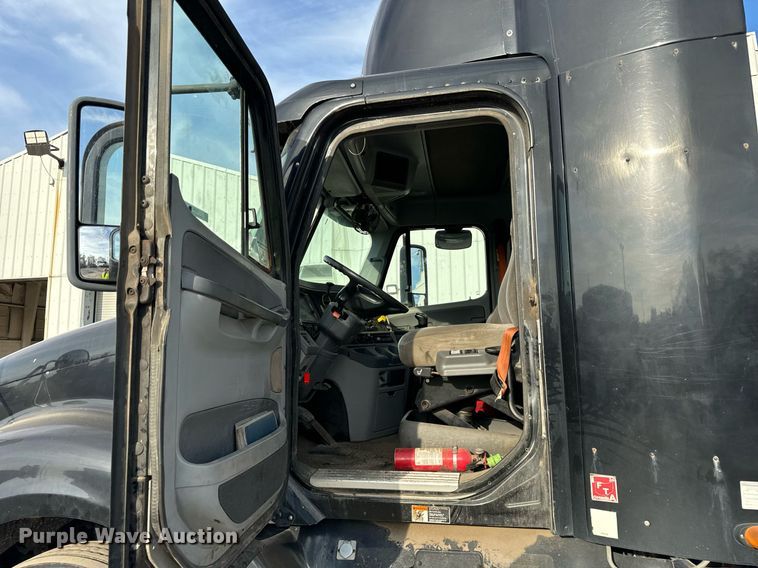 image for item OG9670 2010 Freightliner  Columbia  semi truck