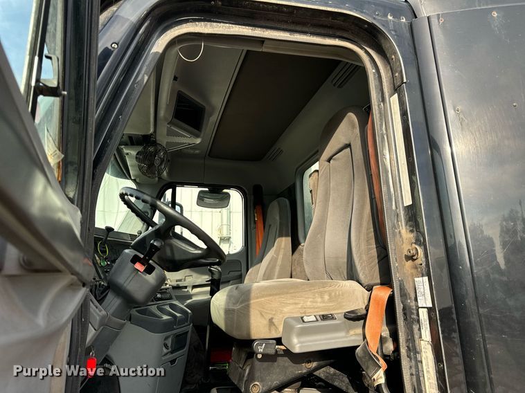 image for item OG9670 2010 Freightliner  Columbia  semi truck